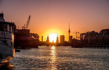 Fototapeta premium Berlin skyline - Oberbaum Bridge, Tv Tower ,river Spree and sunset sky 