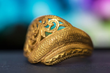 Naklejka premium gold ring in the night light