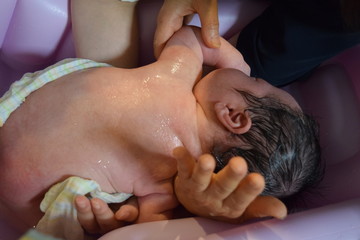 赤ちゃん　お風呂に入る　男の子　生後28日