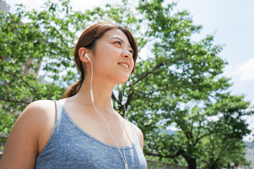 Naklejka premium Young woman runnning with listening to&nbsp;music 