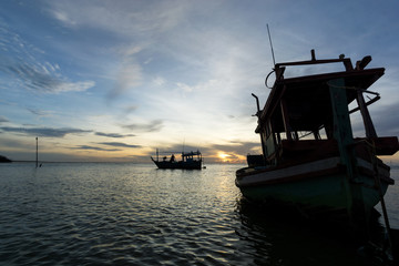 Obraz premium Morning light with a fishing boat