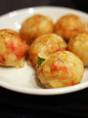 皿に載ったたこ焼き