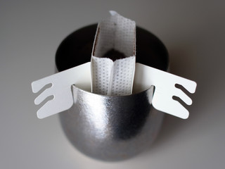 金属カップとドリップ式インスタントコーヒー