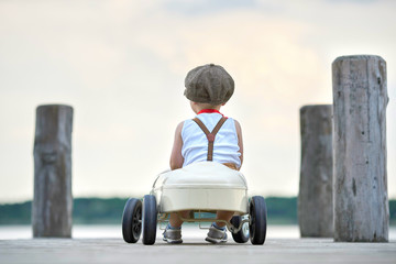 mit dem Spielzeugauto am See