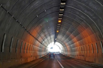 自動車道のトンネルの内装