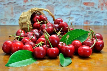 Ciliegie sul tavolo