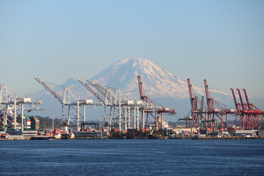 Mt Rainier &uuml;ber dem Hafen von Seattle