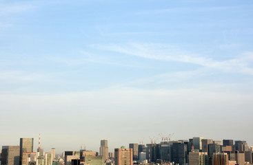 青空と雲・日本の東京都市景観（大手町のビル群などを望む）