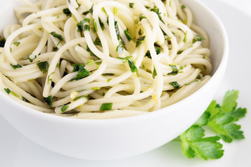 oil and garlic pasta with parsley