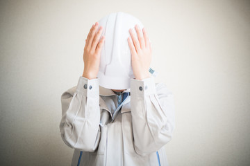 落ち込む女性作業員