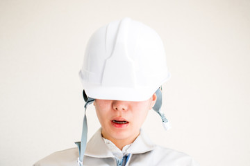 落ち込む女性作業員