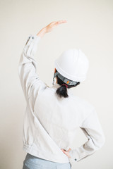 ストレッチをする女性作業員