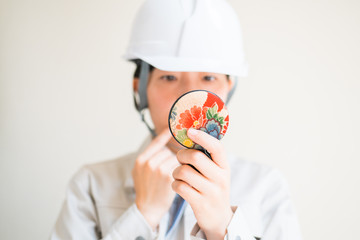 鏡を見る女性作業員