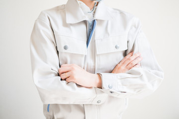 指輪をつけた女性作業員