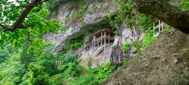 三佛寺投入堂」の写真素材 | 142件の無料イラスト画像 | Adobe Stock