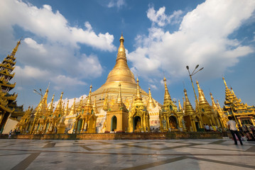 Naklejka premium shwedagon pagoda with blue sky yangon, myanmar