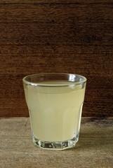 Ein Glas mit Federweisser