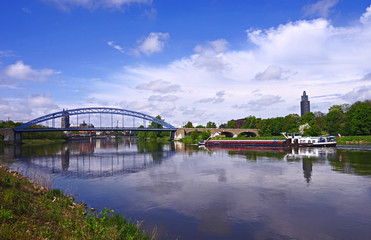 Schubschiff auf der Elbe in Magdeburg