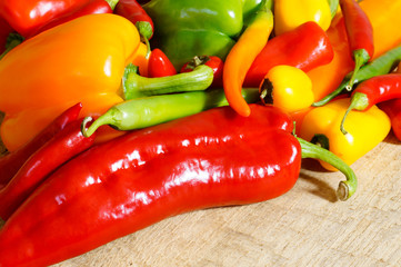 Peperoni und Co. dekorativ auf Holzplatte