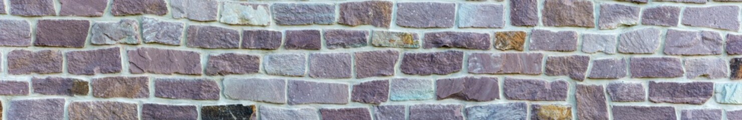 Breite Natursteinmauer