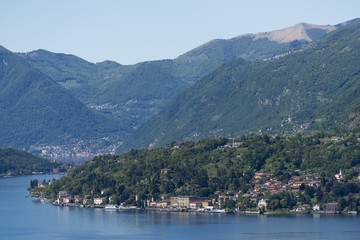 Fototapeta na wymiar Panoramic view of Lake Como_Cadenabbia and peninsula of Lavedo