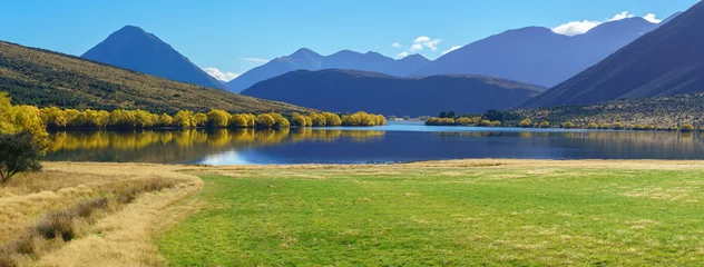 Vlies Fototapete Ozeanien Panoramabild der wunderschönen Landschaft des Lake Pearson (Moana Rua) im Herbst, Arthur& 39 s Pass National Park, Südinsel Neuseelands