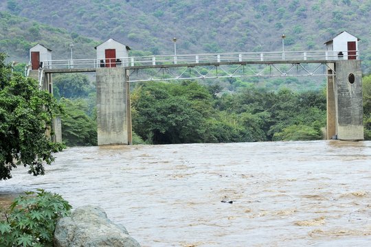 Compuerta de Zamba en el rio Quiroz de la represa de San Lorenzo en Piura