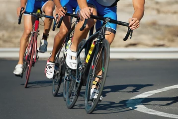 Papier Peint photo autocollant Vélo Compétition cycliste, athlètes cyclistes faisant une course à grande vitesse