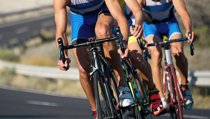 Radsportwettbewerb, Radsportler, die ein Rennen mit hoher Geschwindigkeit fahren