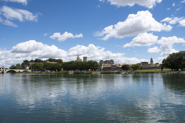 Obraz premium 快晴のアヴィニョンとサン・ベネゼ橋