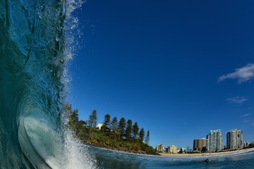 vague tubulaire sur la gold coast australienne