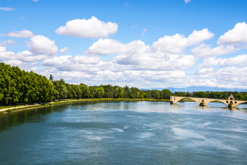 快晴のアヴィニョンとサン・ベネゼ橋