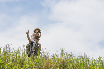 肩車をして遊ぶ親子
