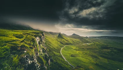 Selbstklebende Fototapete Hügel Dramatische Regenwolken über den schottischen Highlands auf der Isle of Skye