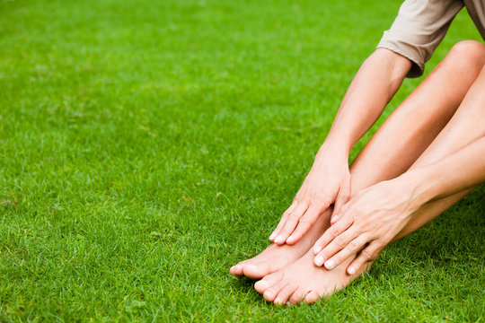 pieds nus de femme dans le gazon 