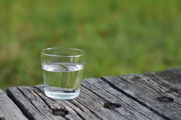 グラスに水
