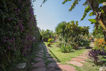 Esterni di villa con arredamento da giardino e piscina
