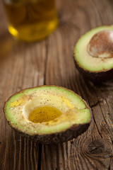 Gewürzte und halbierte Avocado mit Olivenöl