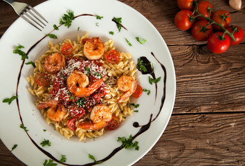 Garnelen auf Pasta mit Kirschtomaten