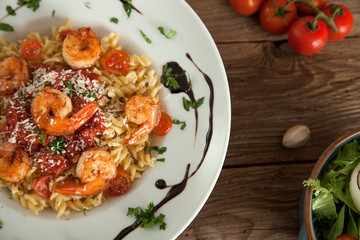 Shrimps mit Pasta und Salat