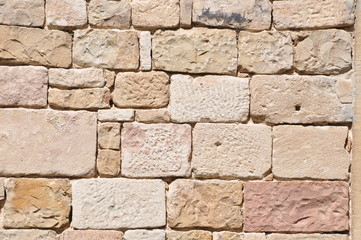 unregelmäßige Kalksteinmauer in Quadern 