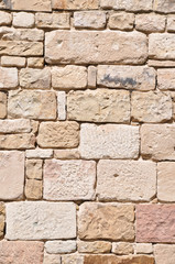 unregelmäßige Kalksteinmauer in Quadern 