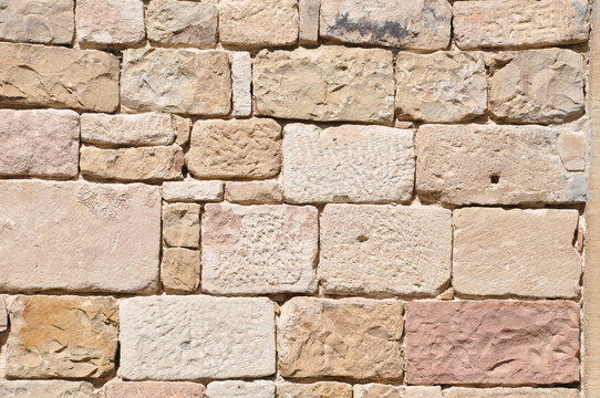 unregelm&auml;&szlig;ige Kalksteinmauer in Quadern 