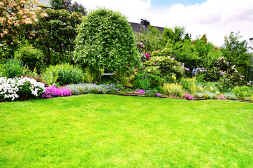 Schöne Gartenanlage mit Rasenfläche