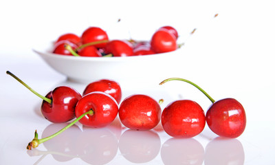 ciliegie, closeup su sfondo bianco ciliege rosse in primo piano su sfondo bianco