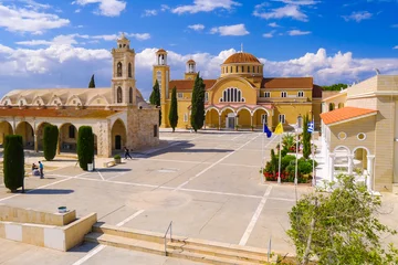 Crédence de cuisine en verre imprimé Chypre Beautiful square with monastery on Cyprus island
