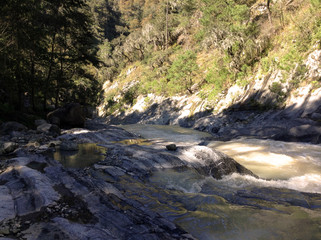 Río con piedras