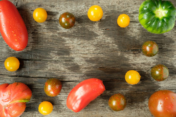 Reife Tomaten mit Wasser auf einem Brett