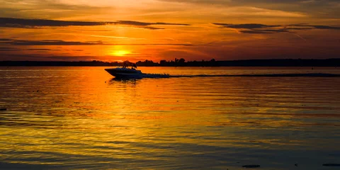 Fensteraufkleber Motorboat at lake © Ralfik D