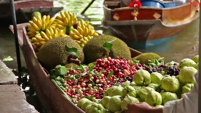 Damnoen saduak floating market is famous in Thailand and sights and sale of vegetables, fruits and desserts.